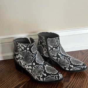 Blondo Emelia Black and White Snake Print